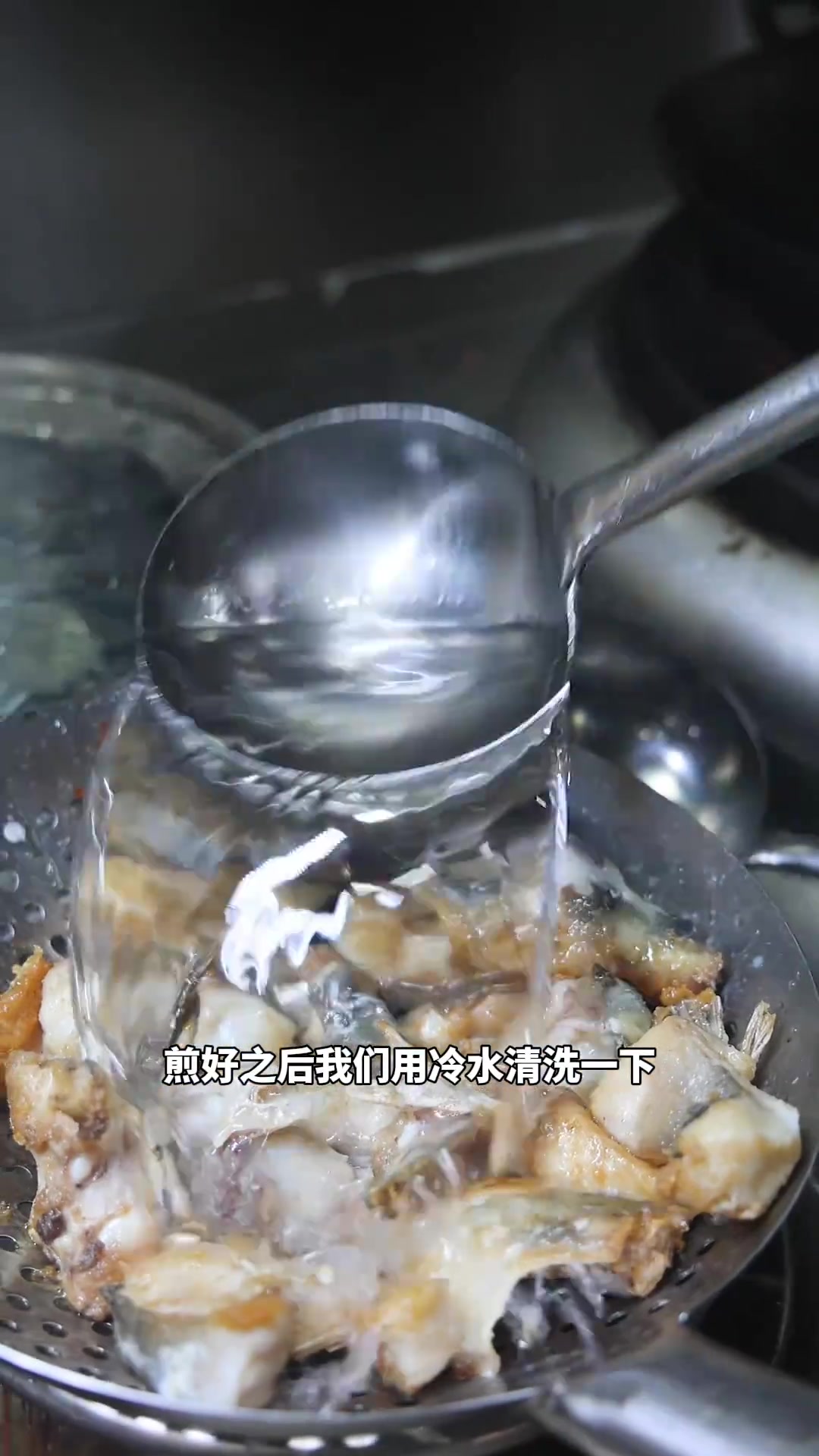 水煮洄渡鱼,湘潭水煮鱼看似简单,细节很重要,反复多看几次,可以慢慢悟透