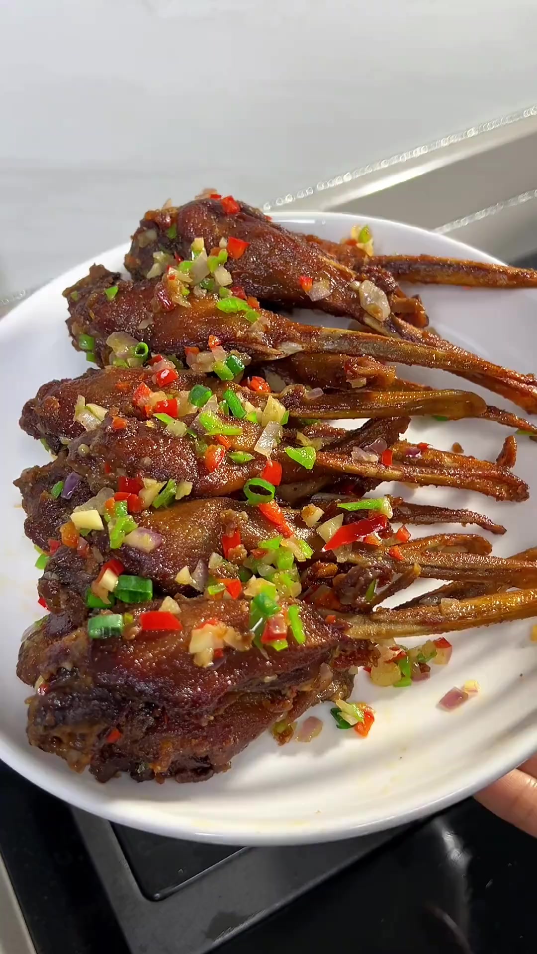 去外面吃饭必点的椒盐鸭下巴,在家做一样好吃,太香了