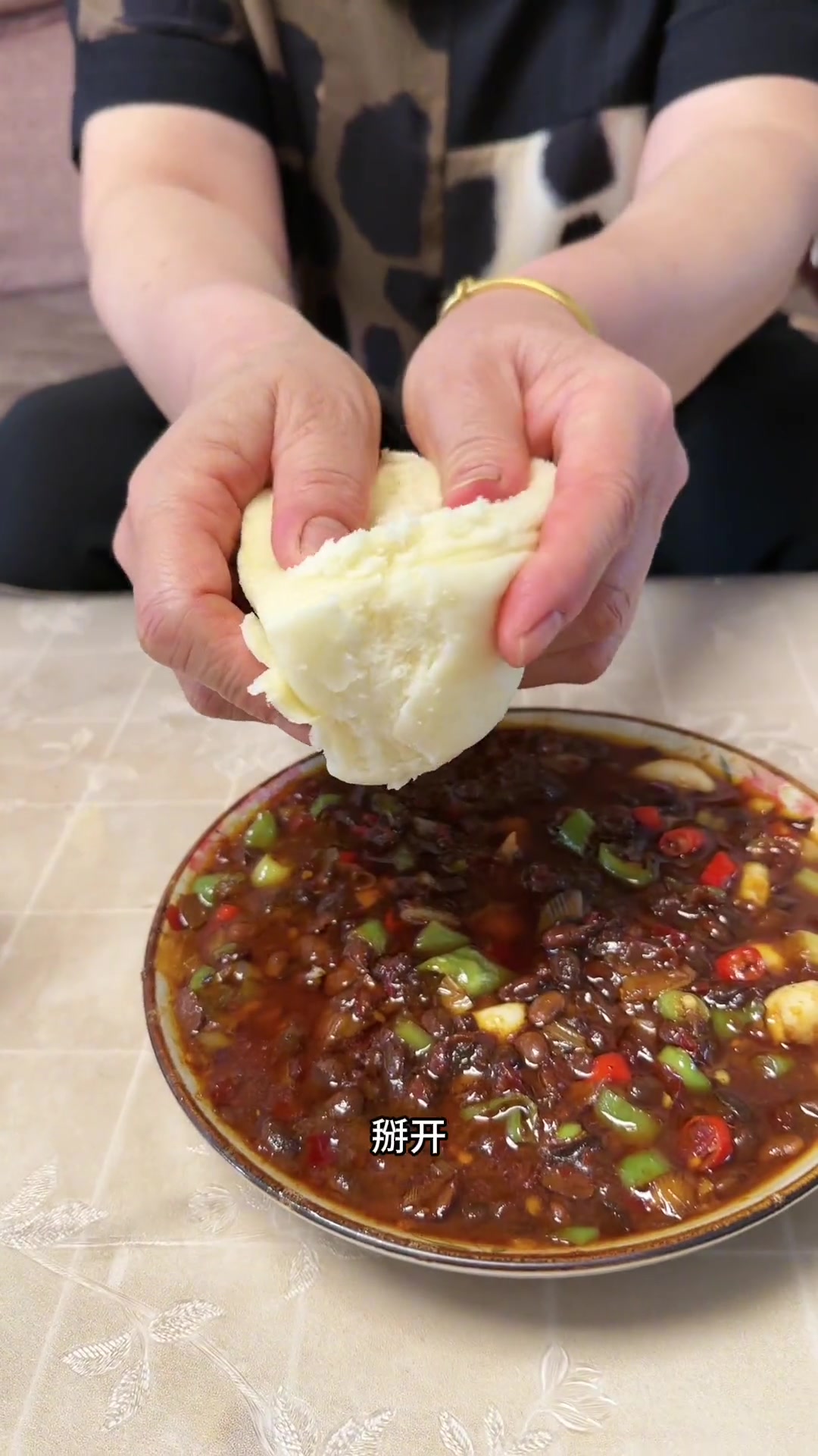 老乡们嫩有多久没吃蒸馍夹酱豆一口回忆到小时候,太带劲了,给肉都不换!