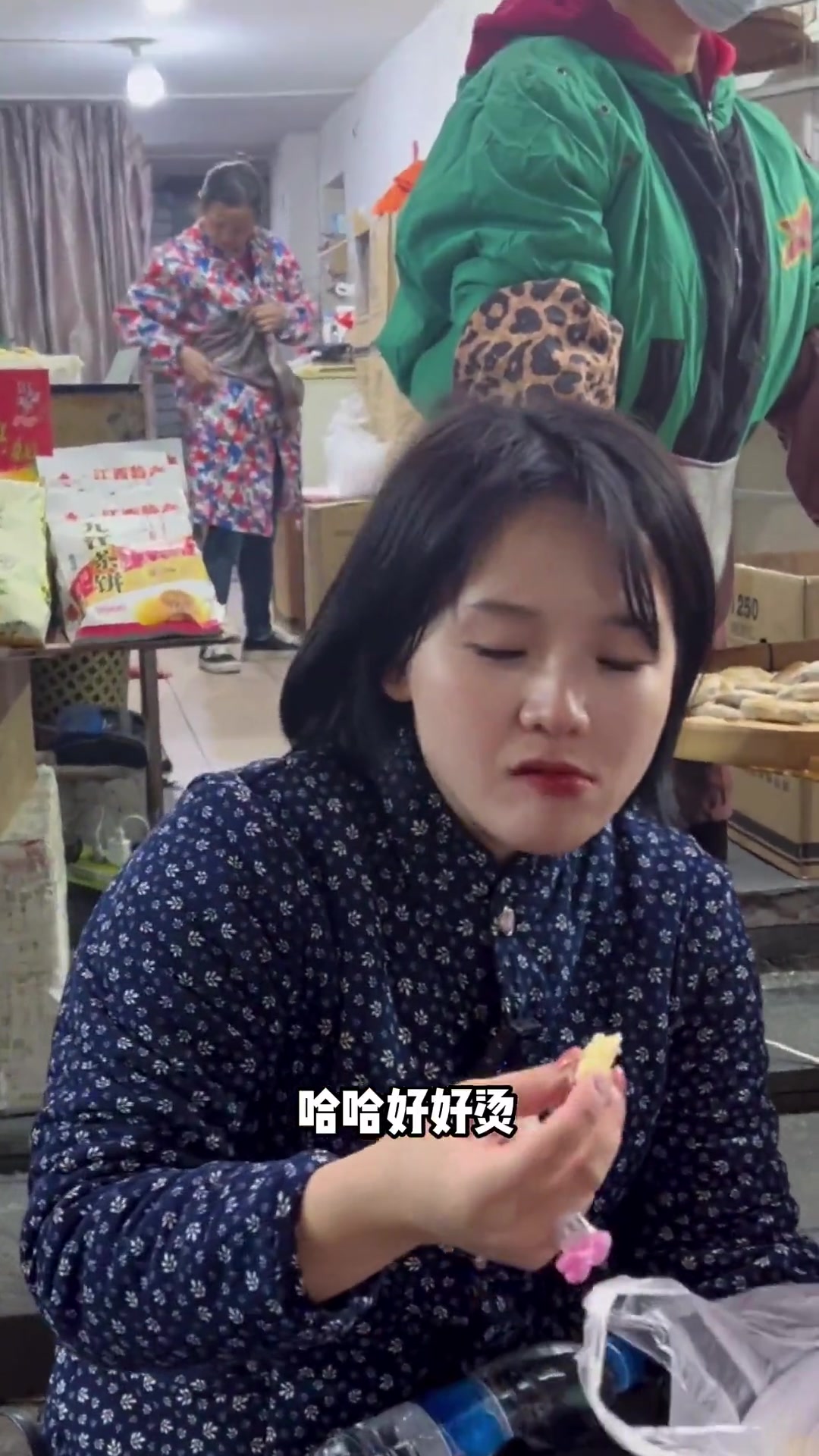 南昌街头寒风中吃BT鸡翅,真够撒火!