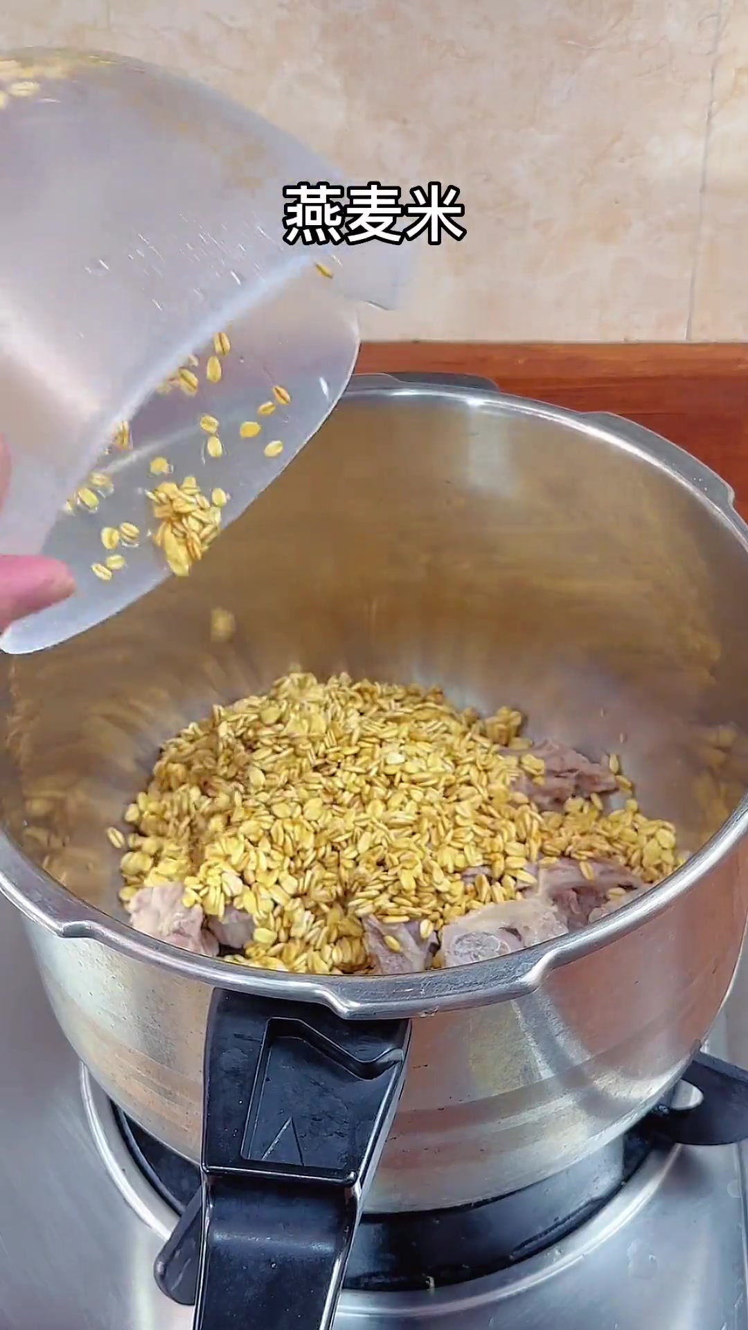 热腾腾的猪杂燕麦粥,简单美味好吃