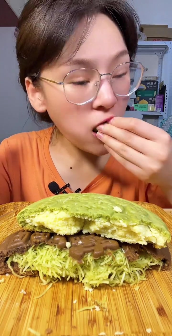 自制两大月饼,椰蓉与巧克力椰丝馅,还喝羽衣甘蓝