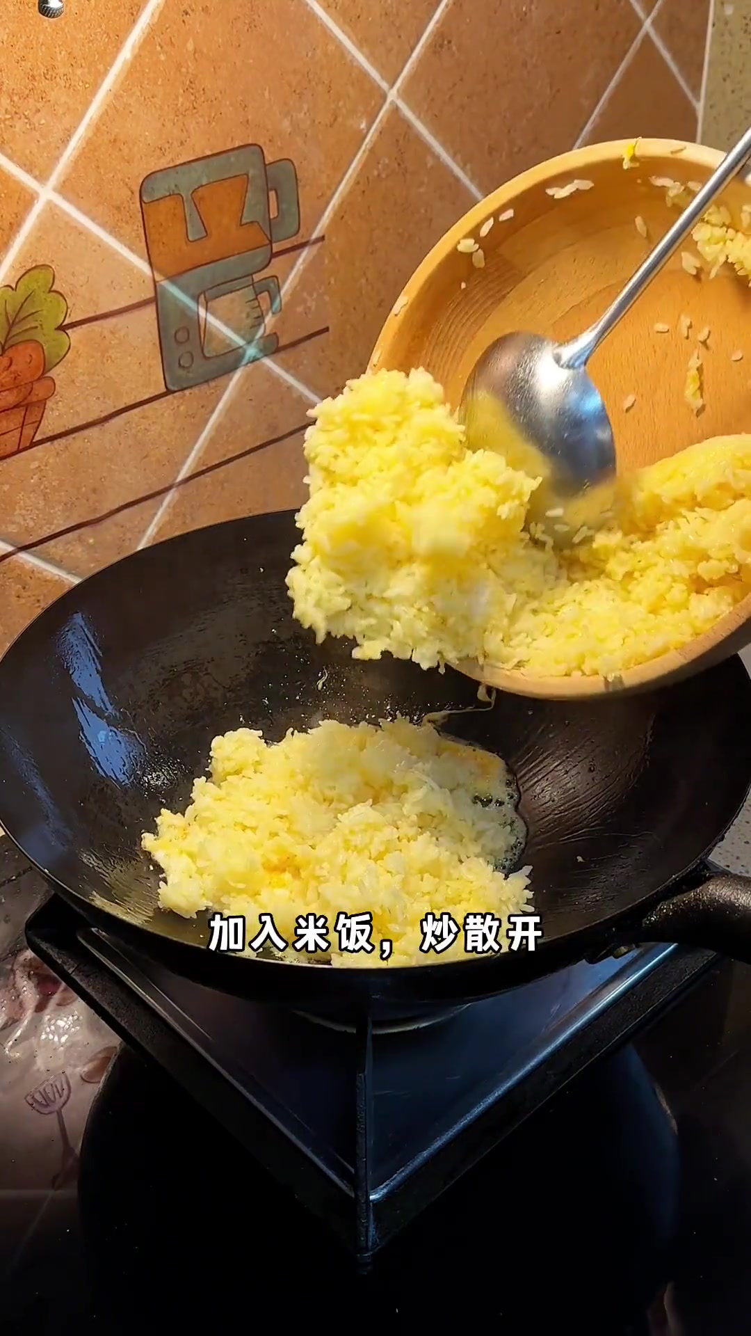 哥哥每天不到7点就去学校,香菜牛肉炒饭好吃管饱