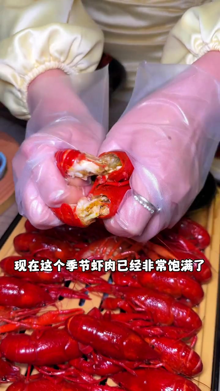 肥肥虾庄居然跟黄鹤楼联名了!整整4层独立小洋房!这应该武汉最美吃虾店了吧!