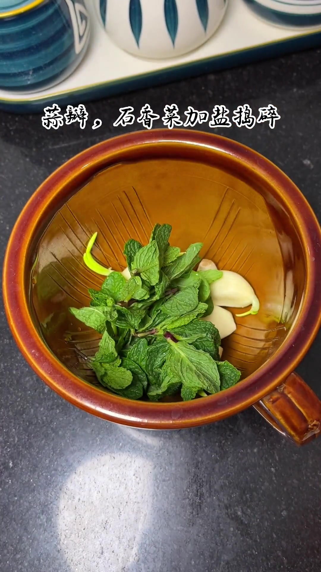 看到这碗石香菜蒜汁捞面条就看到了河南人的夏天,这小味已经刻在骨子里了,老公直呼太好吃了一碗