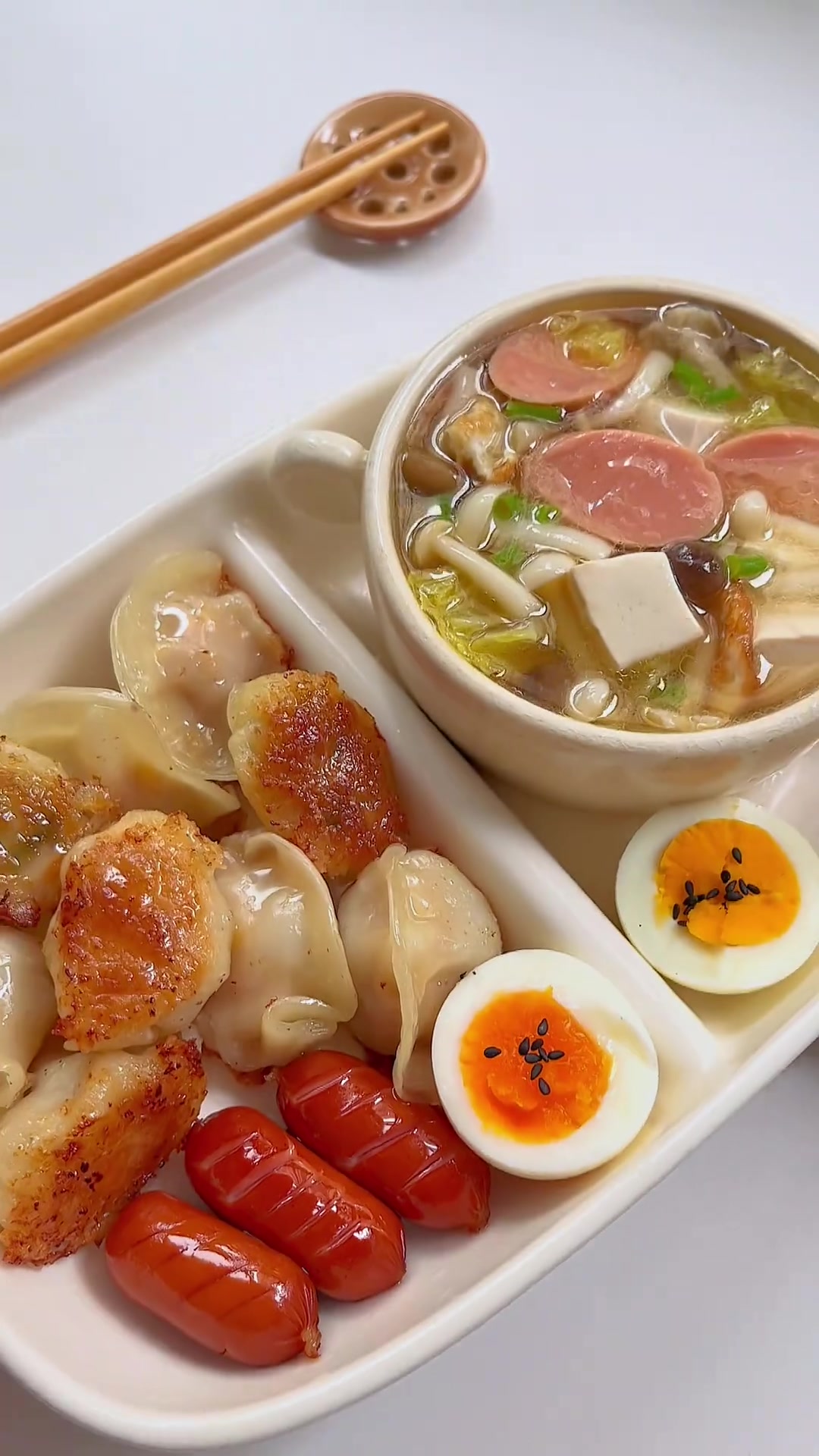 中国胃中式早餐|煎生饺子+火腿菌菇汤