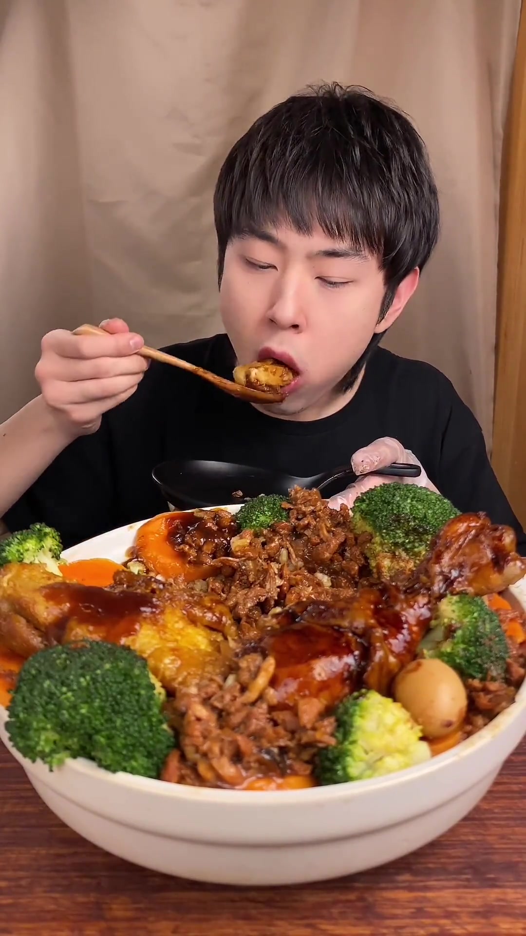 煎至金黄的可乐鸡排卤肉拌饭,还有裹满酱汁的可乐小鸡腿!
