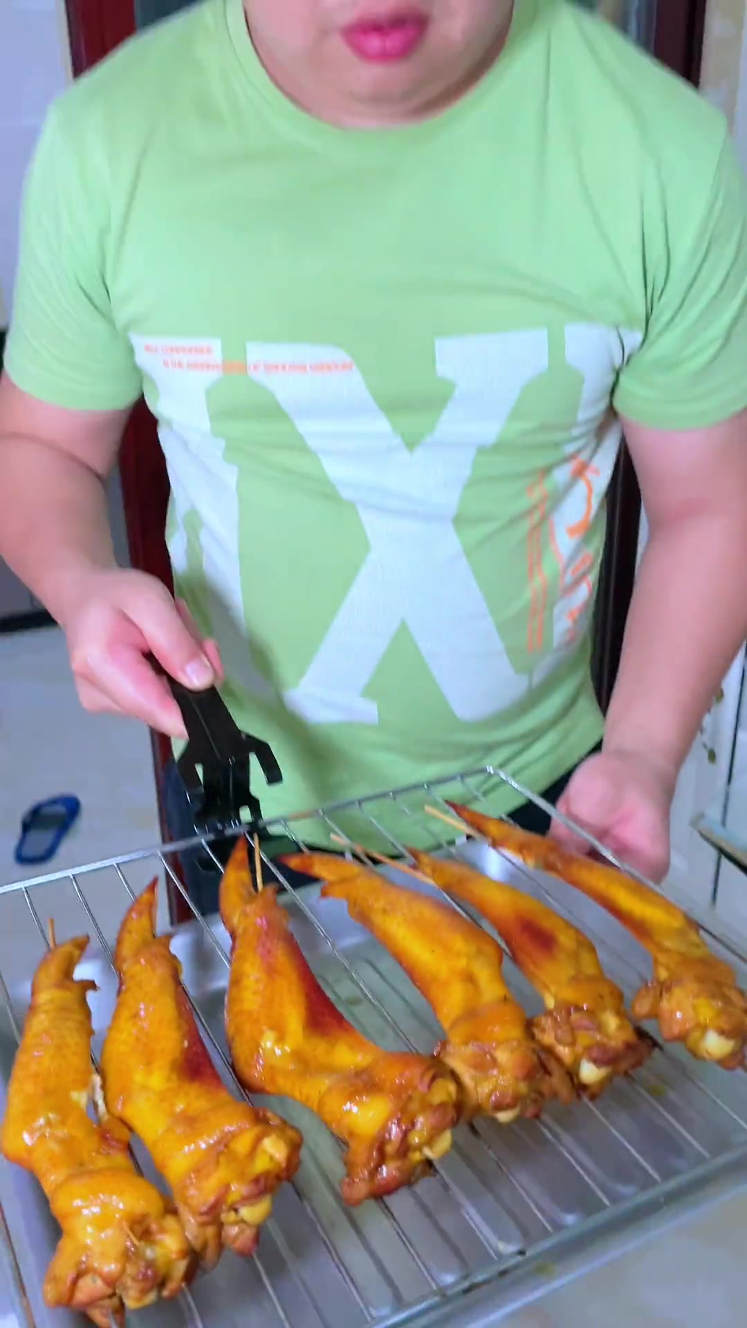 鸡翅还是现烤的好吃,在家这样做的烤鸡翅,外酥里嫩,鲜嫩多汁,简单又美味!