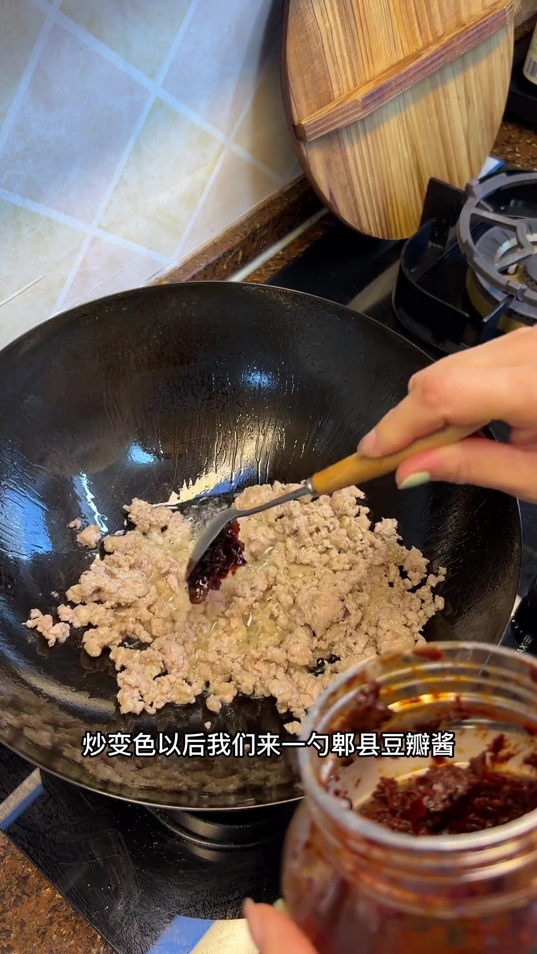 这鱼香茄子味太正了,拌饭绝了,一口气连吃了两碗米饭,多宝都怀疑是饭店打包回来的了,小伙伴们