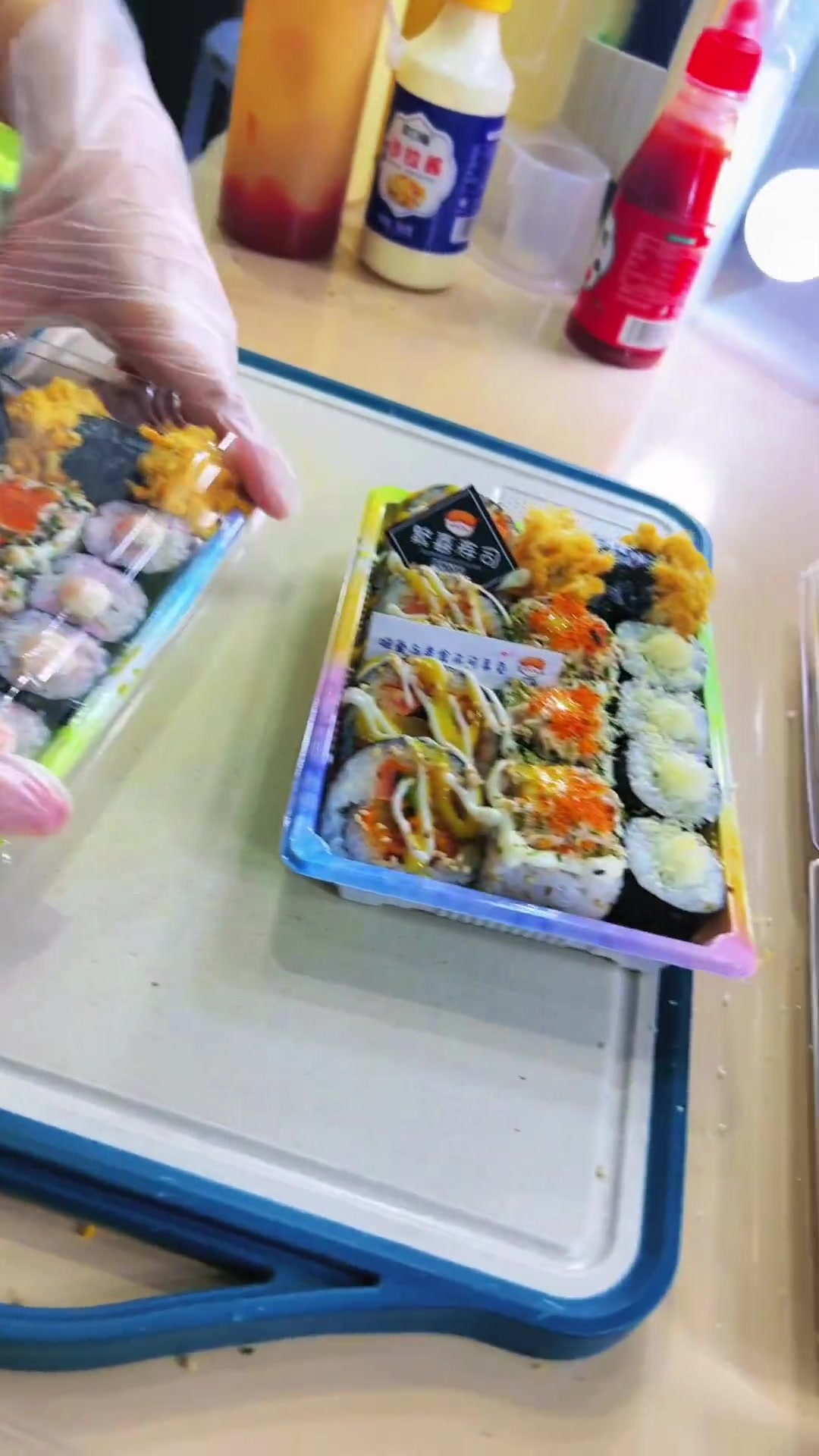 从2015年十几岁开始摆摊就一直做饭团寿司,很奇怪的是居然从来没有觉得乏味