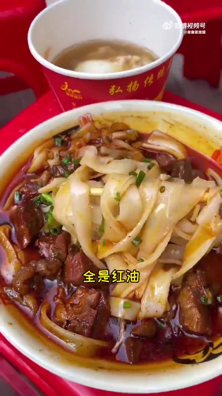 在武汉早餐居然还能这么吃!大家知道汽水肉是什么不?牛肉粉+汽水肉的过早组合,简直就是王炸!