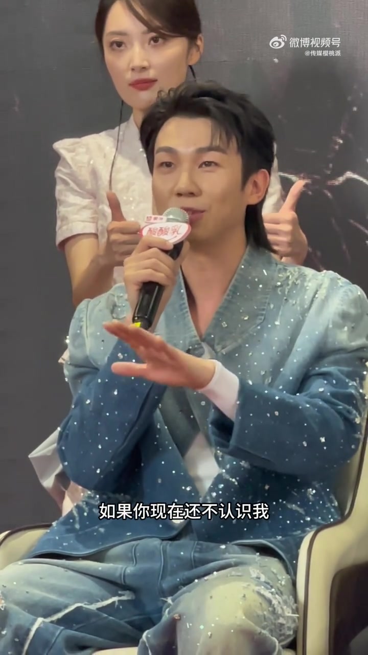 发布会上的犀利提问,媒体记者说白举纲的代表作少,认知度和这个舞台上有没有不够自信。白举纲说