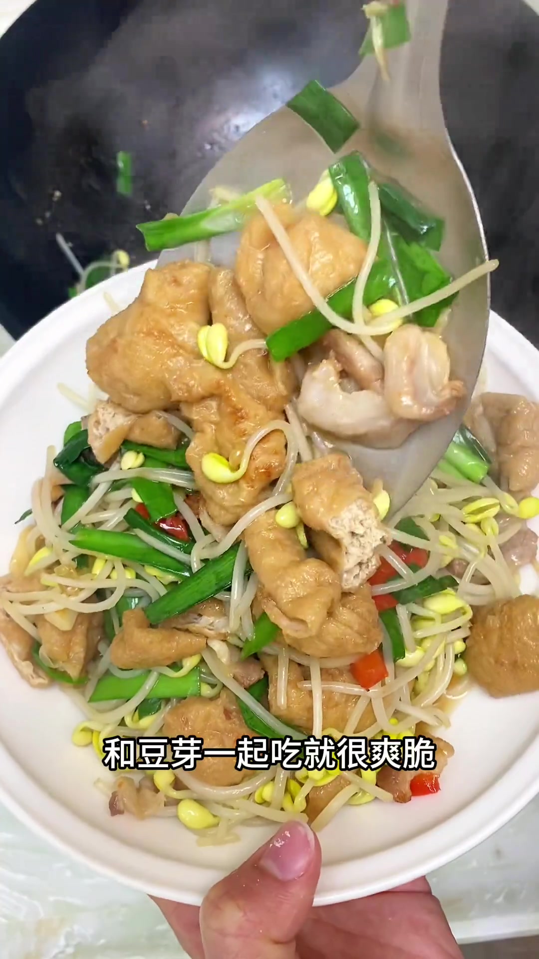 又吃经典老菜式,金鲳鱼干蒸猪肉,口蘑酿虾滑,油豆腐炒豆芽,白灼菜心,虾滑紫菜汤