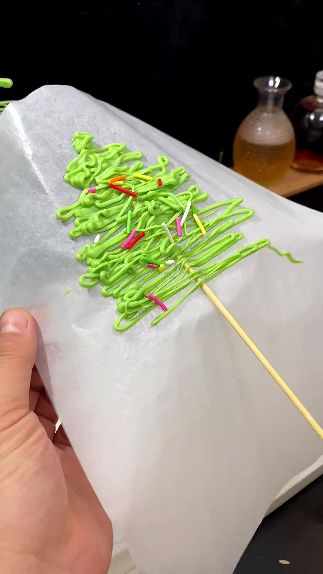 学校门口巧克力圣诞树,孩子们见了都爱