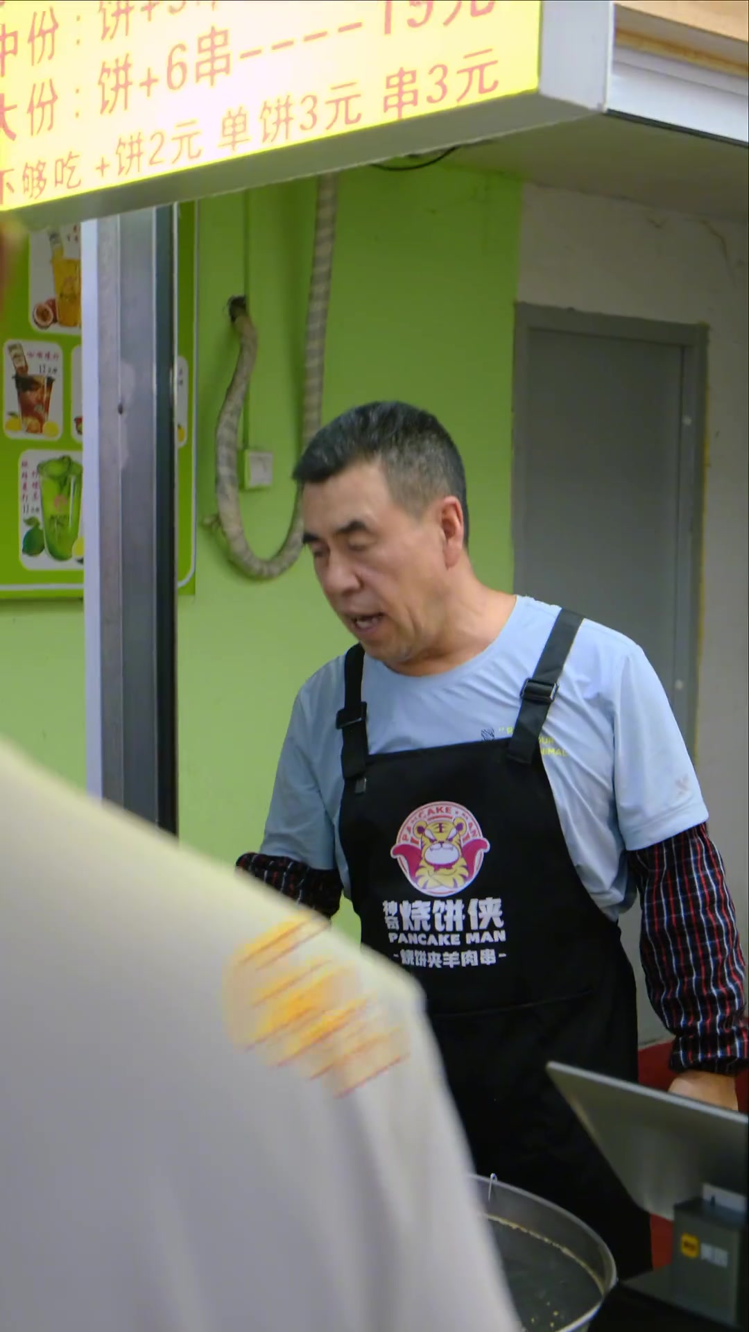 现烤的烧饼,夹上几串现烤的羊肉串,一个字,香!