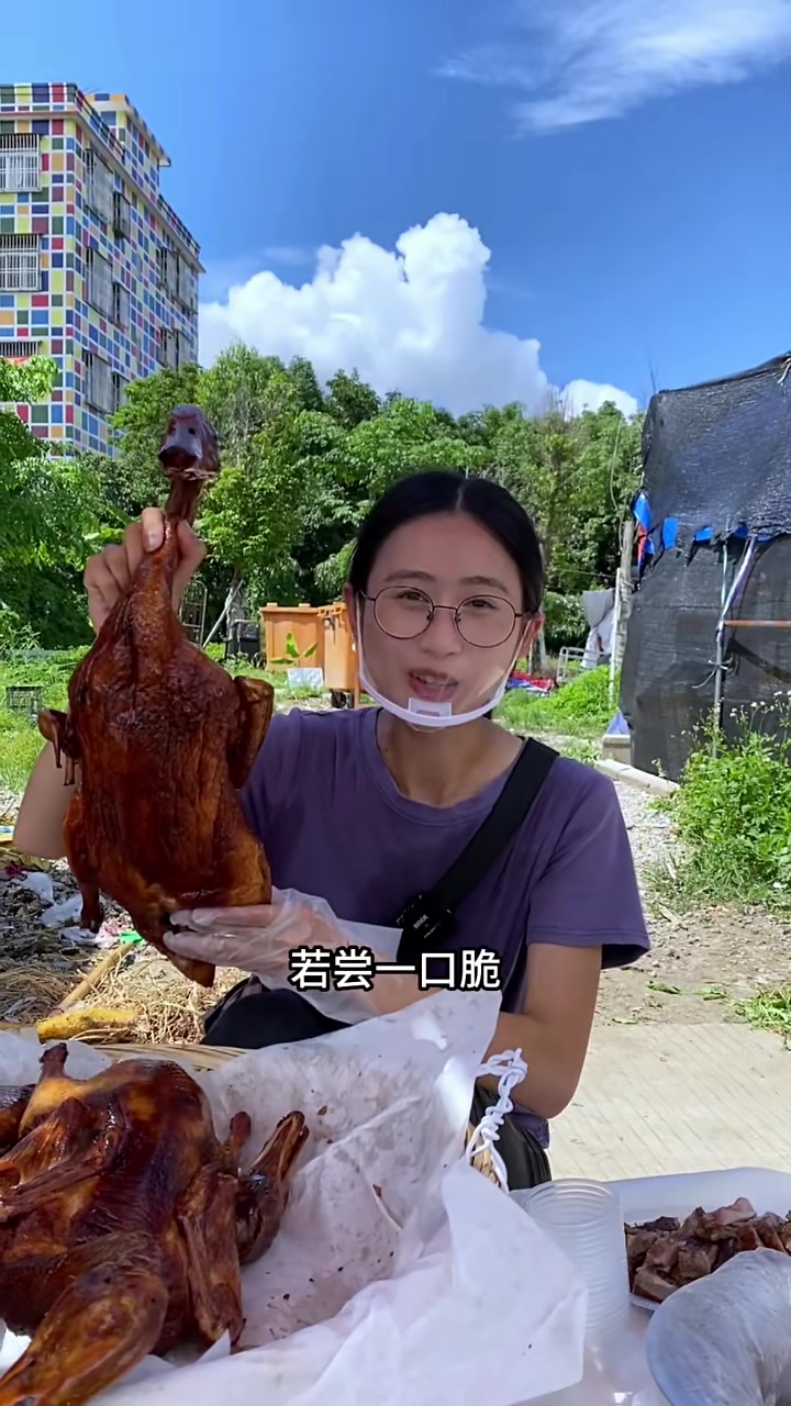 今天挑着5只脆皮烤鸭去赶集,鸭香飘集里,客从八方聚,集市的阿姨们永远那么可爱而又接地气,这