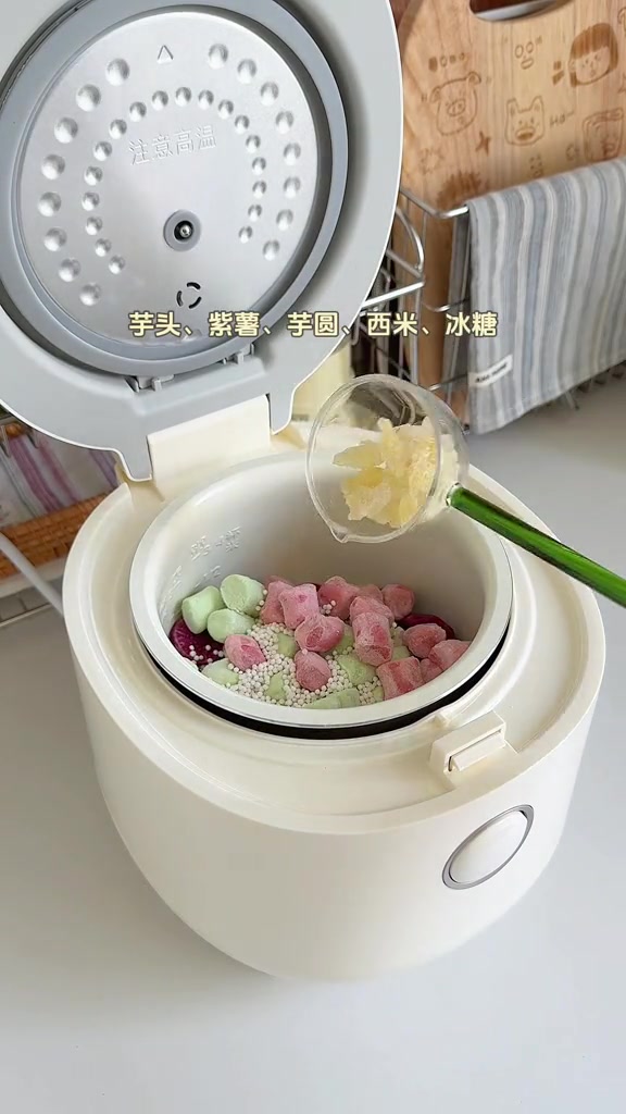 早起给小朋友做简单早餐，有午餐肉芝士蛋饼和酸汤水饺等