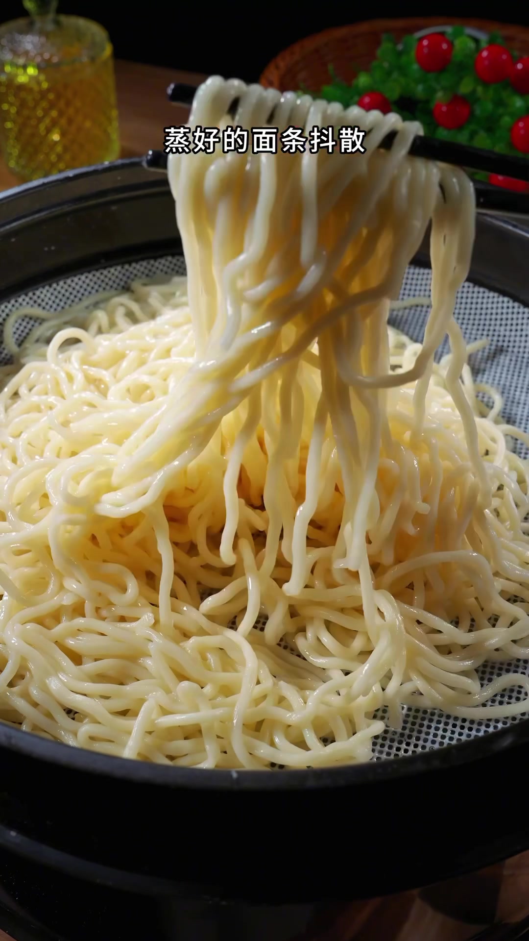 把面条上锅蒸一蒸,出锅就是饭店的特色美食,大人小孩都爱吃