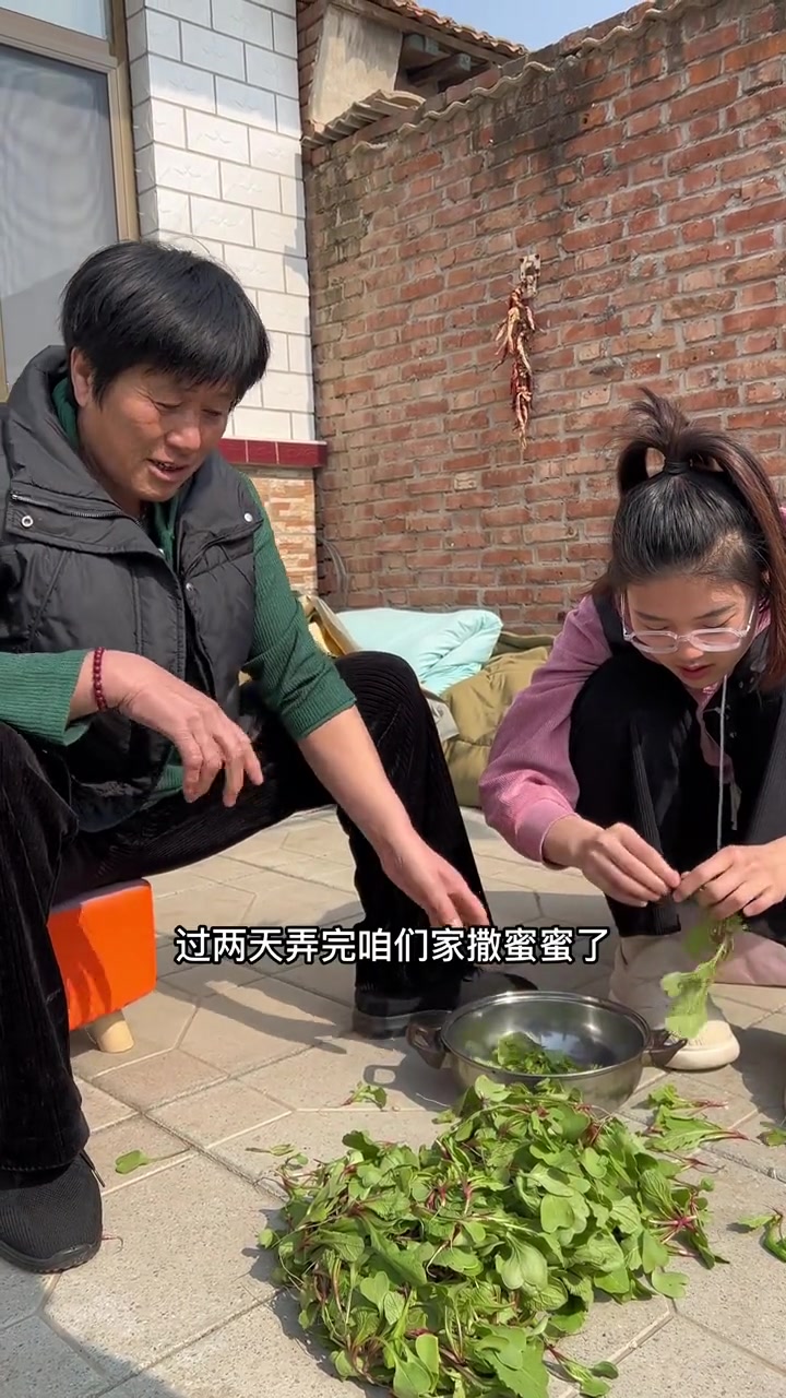 男朋友也来家里吃饭了。老爸老妈做了一大桌子菜。喜欢这种热热闹闹的感觉呀～