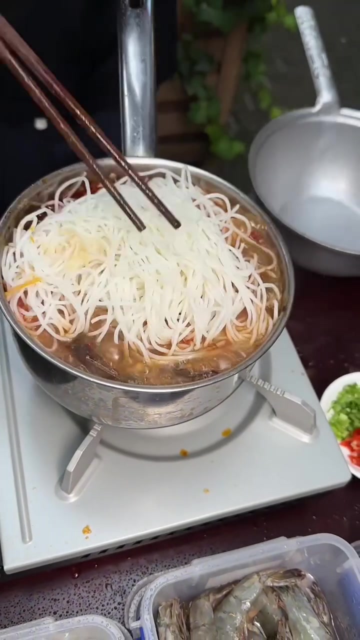 今天带大家吃一份顶配火锅米线