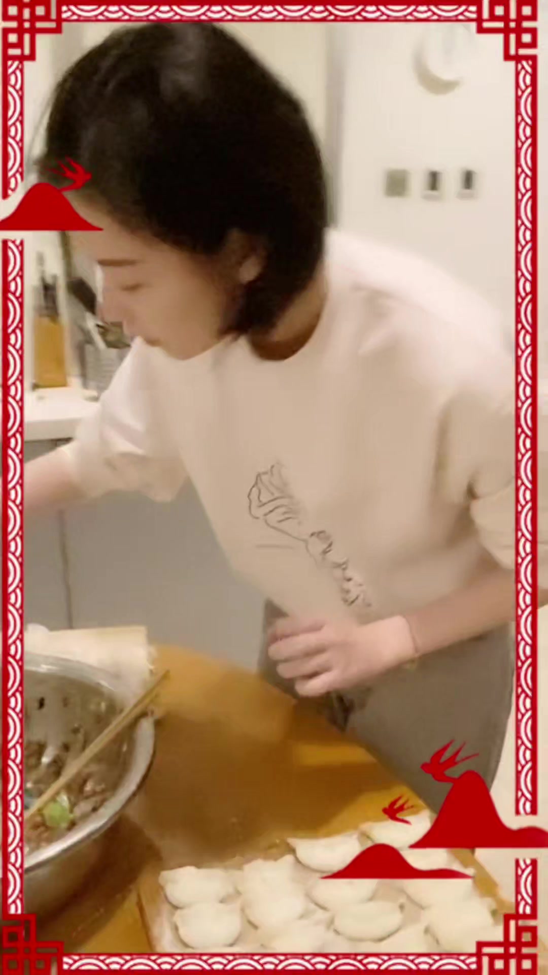 倪妮包饺子花絮