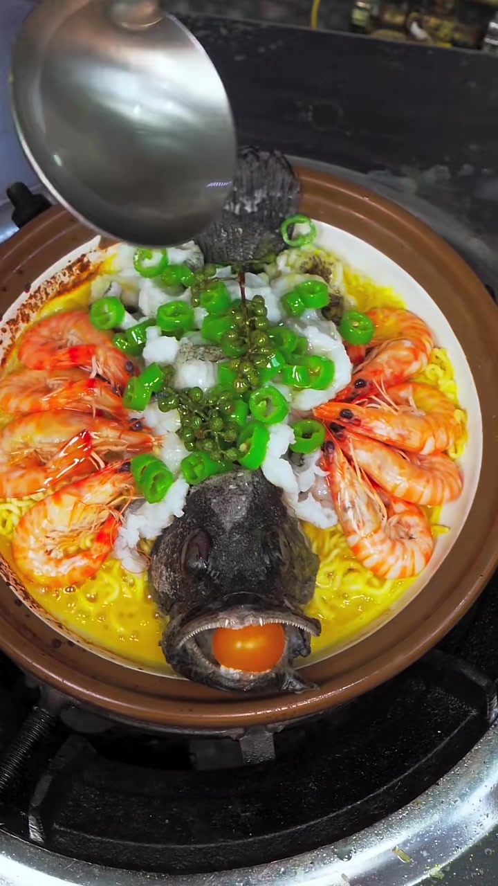 这才是真正的鲜虾鱼板面鲜虾鱼板面