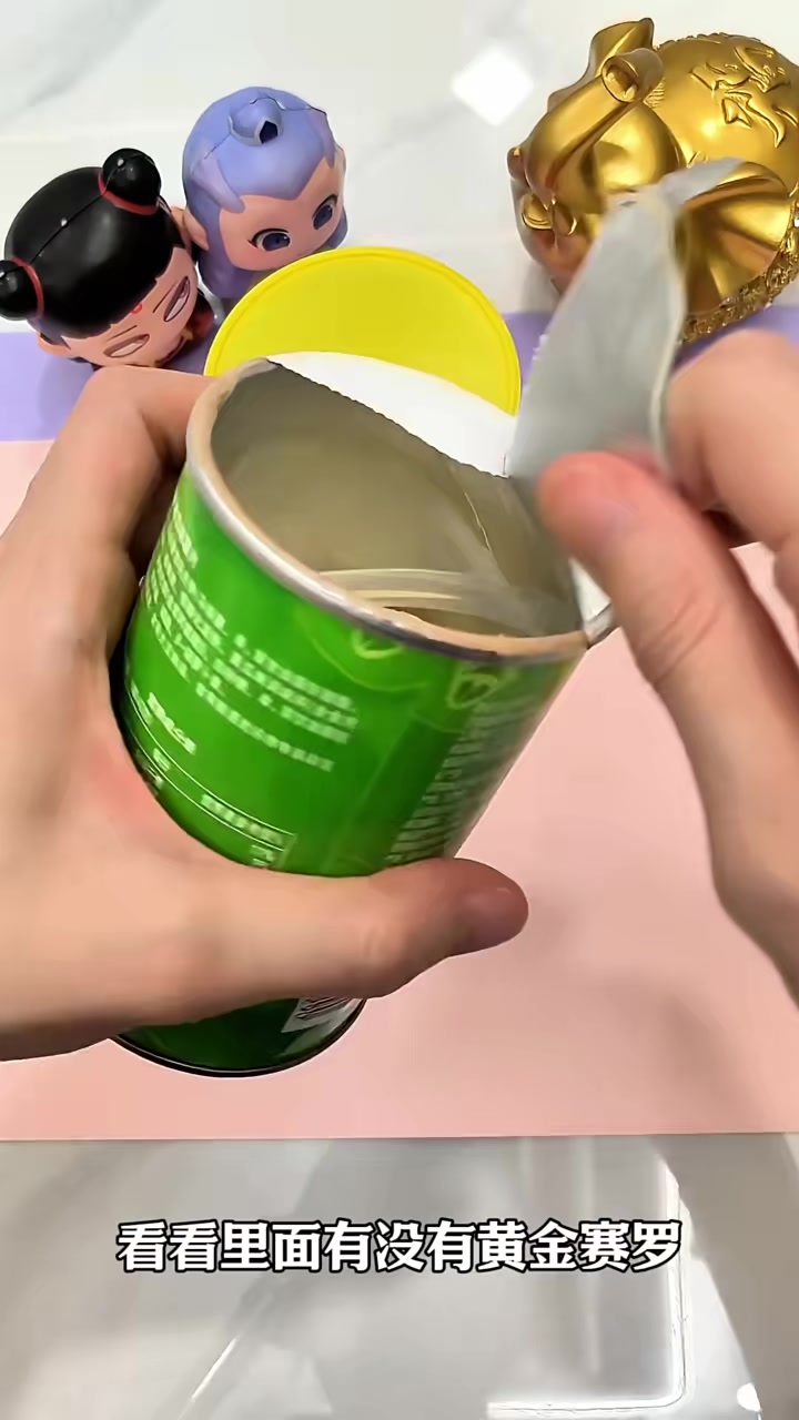 离谱,薯片里开出黄金赛罗,帅小伙实测