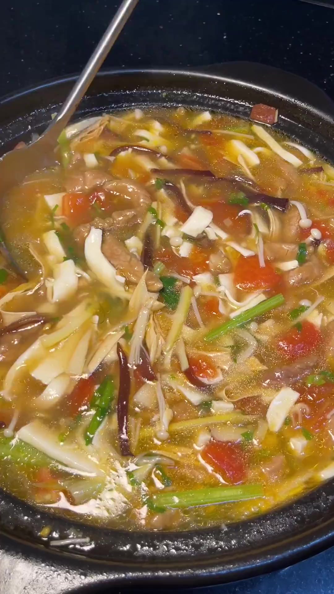 吃啥都没胃口,那就来一锅酸爽开胃的肉羹杂菜汤