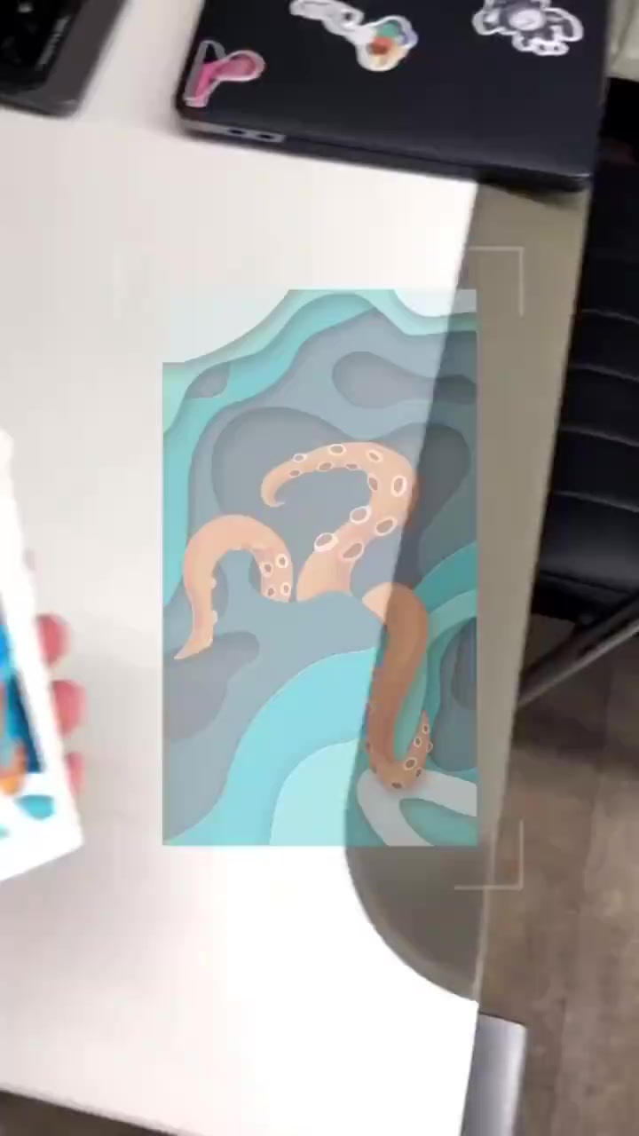 你以为这只是一张普通的杯身插画?那你一定没见过科技与艺术碰撞出的「多媒体魔法」。 这张照片