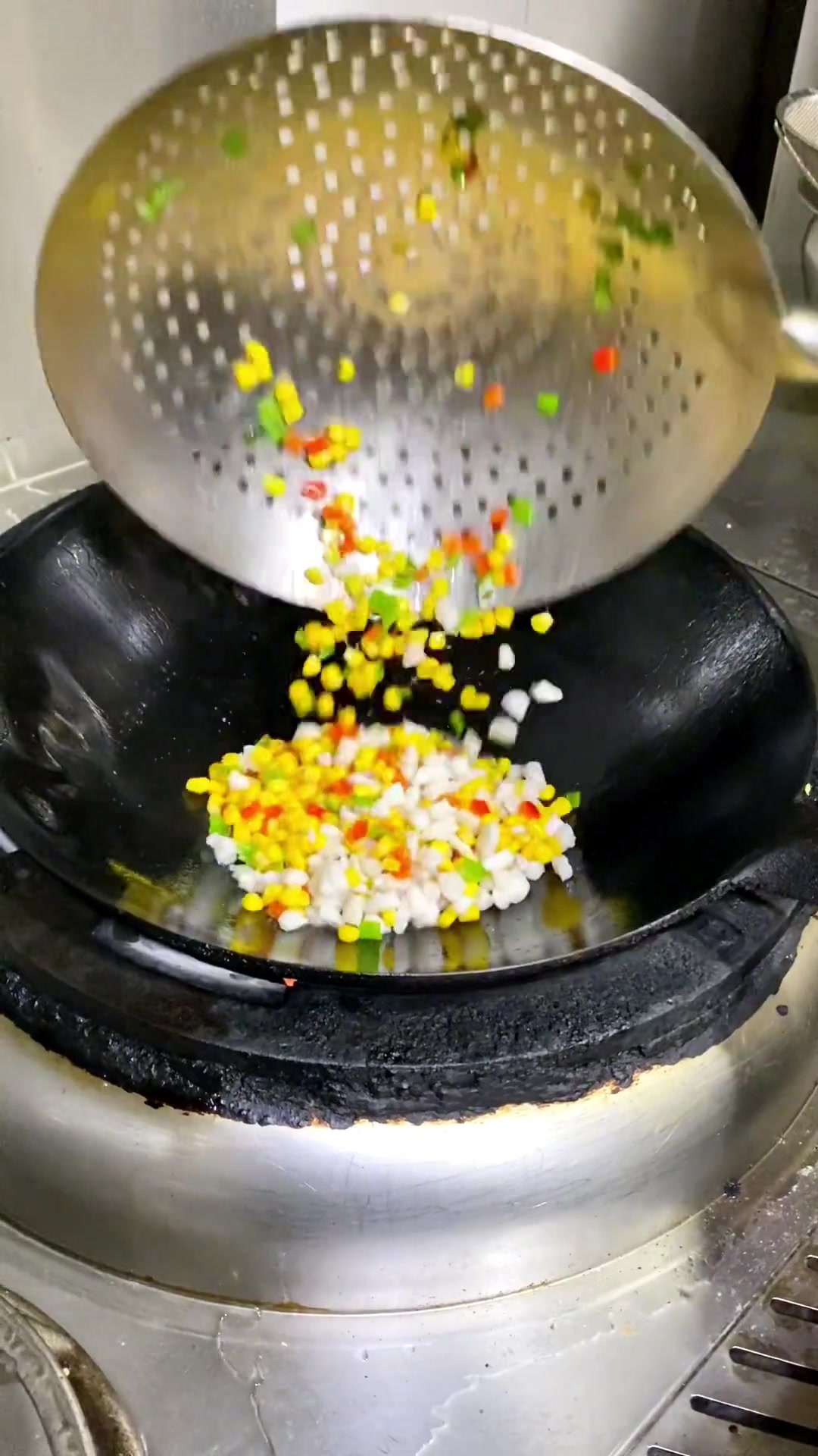 鱼肉新吃法玉米炒鱼丁，看着就不错