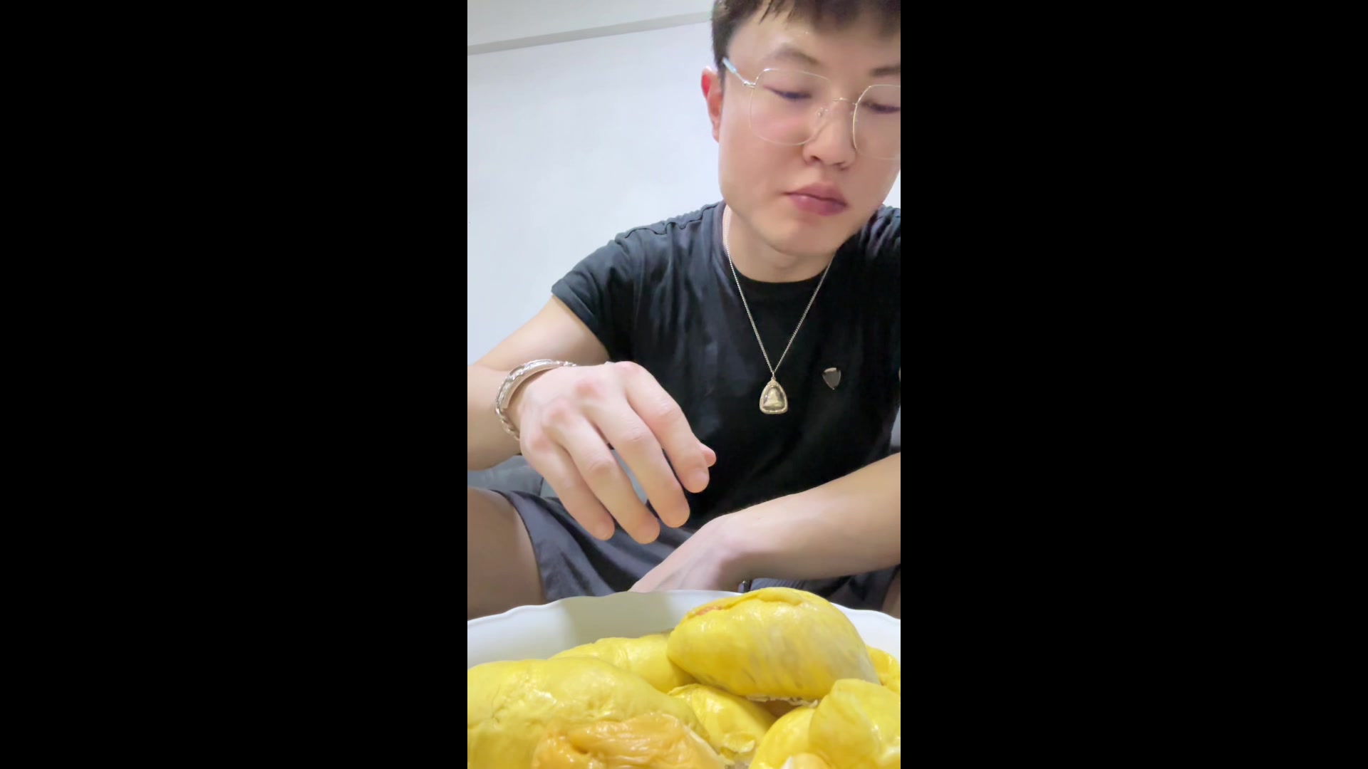 200块买了四个榴莲,开出两大碗榴莲肉,吃个过瘾