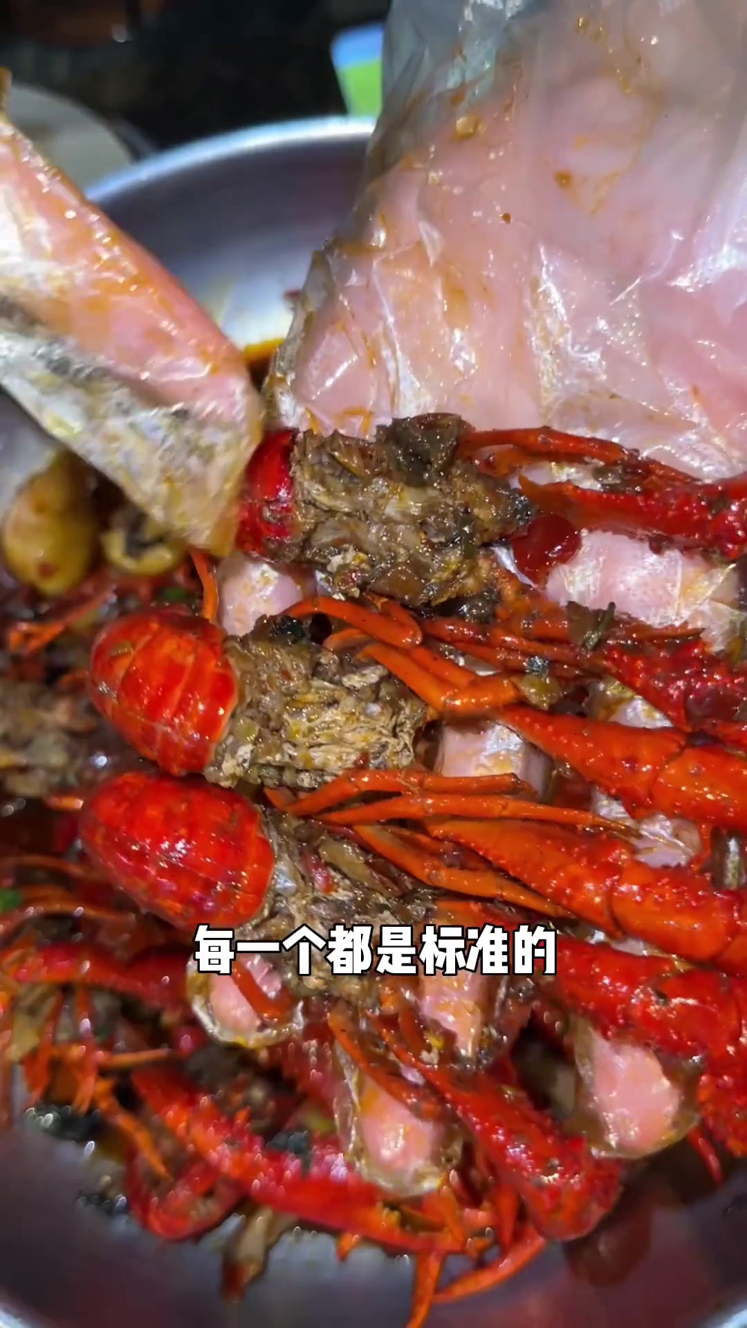 还别说，芝士裹着龙虾肉球真的别有一番美味～还有老长沙口味虾，再拌点清水面，绝了！