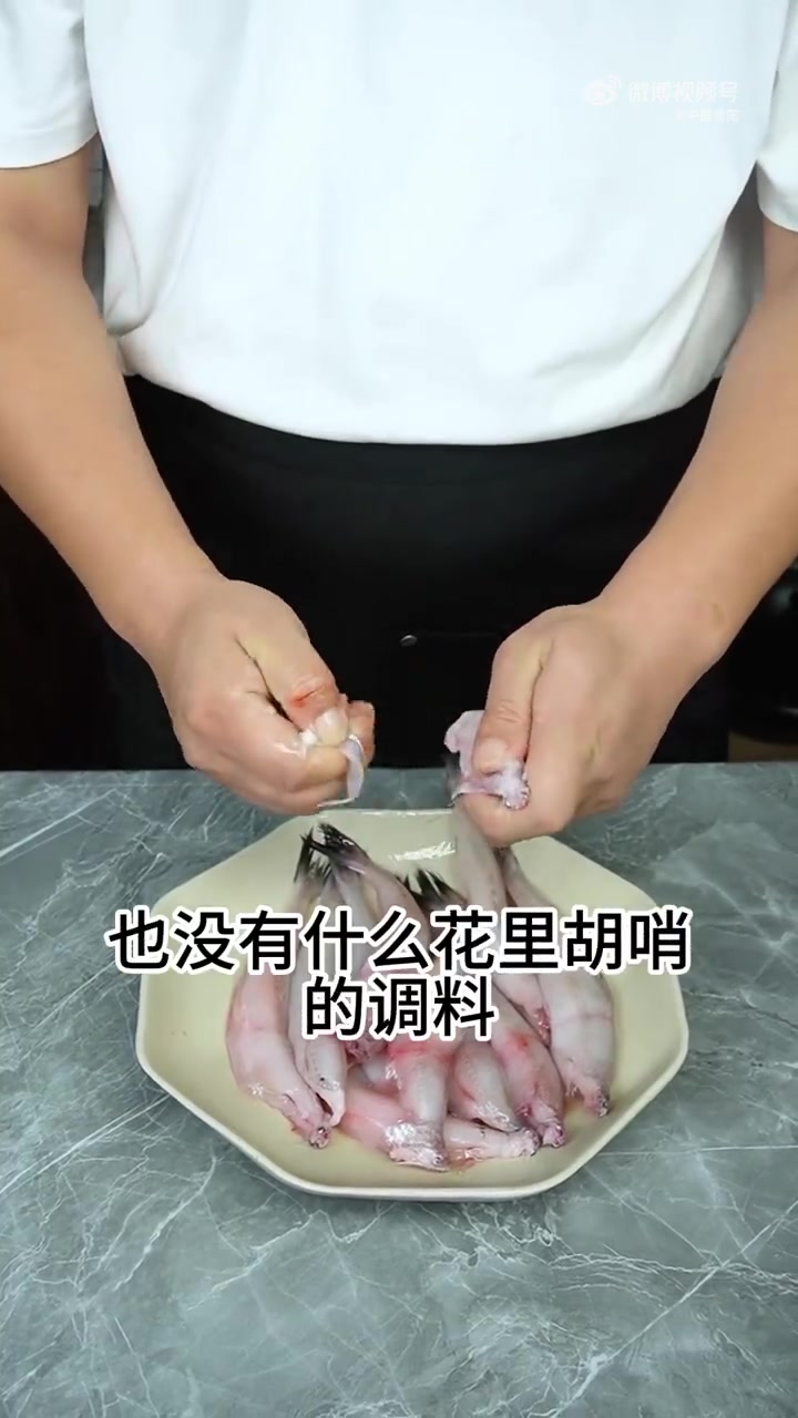 家人们,今天挖到一道超绝的舟山家常菜——半汤虾潺!在舟山,海边人都爱这么做虾潺,能完美保留