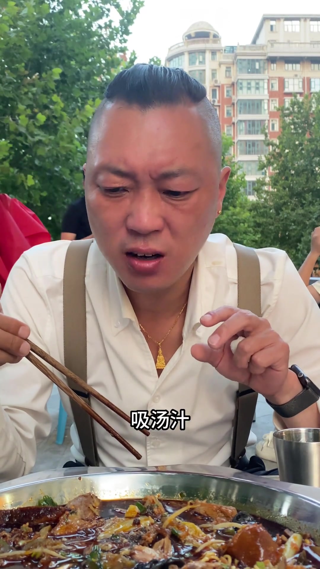 让舌头跳动的冒烤鸭