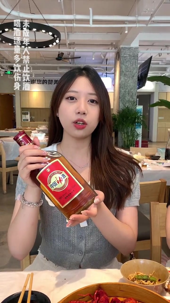 搓虾子喝劲快乐翻倍～夏天的快乐就是这么简单!