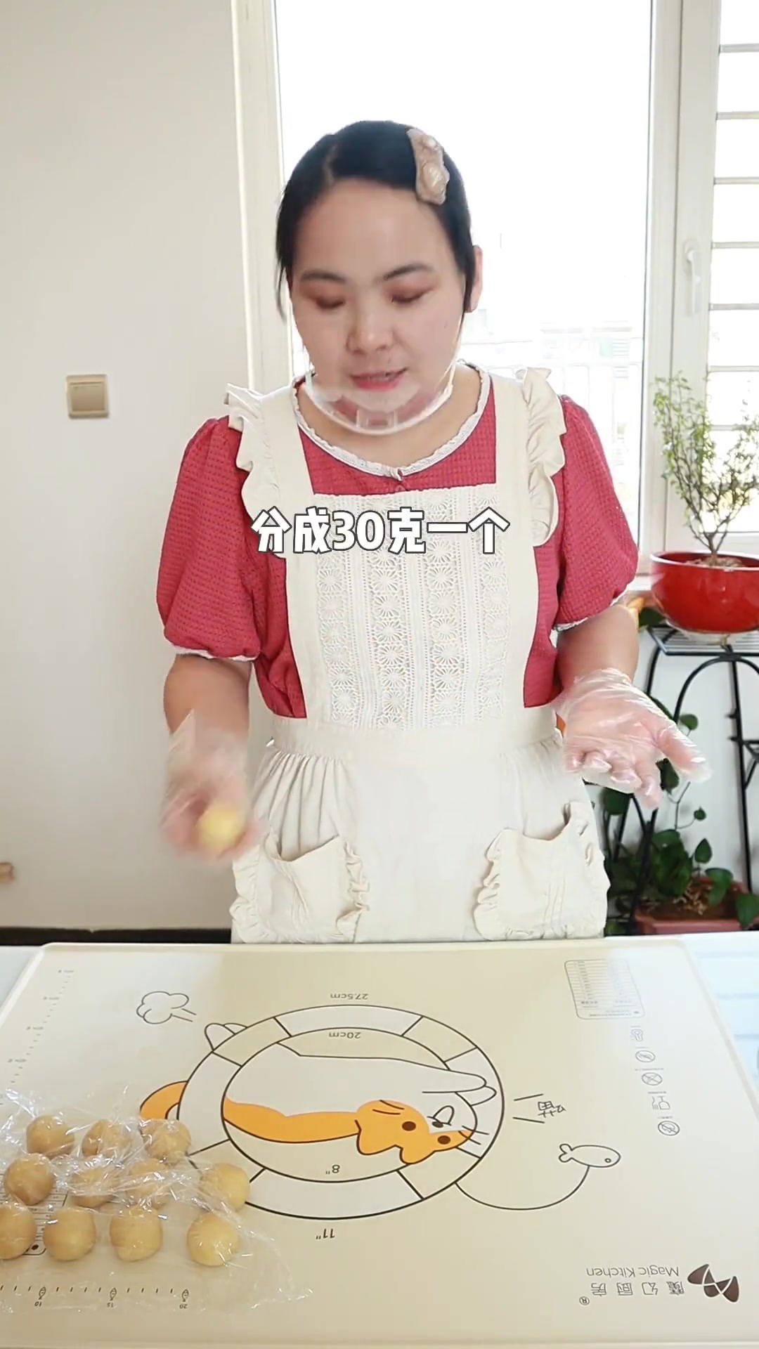 今天做了广式蛋黄莲蓉月饼,喜欢的朋友可以在家试试哦!