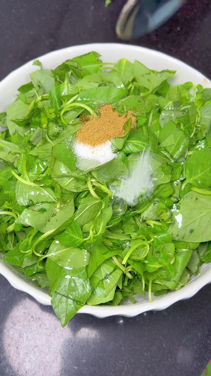 河南农村美食塌菜馍,秋天的咪咕菜是吃一次少一次,趁门口的还能吃赶紧多塌两次菜馍,错过了还要