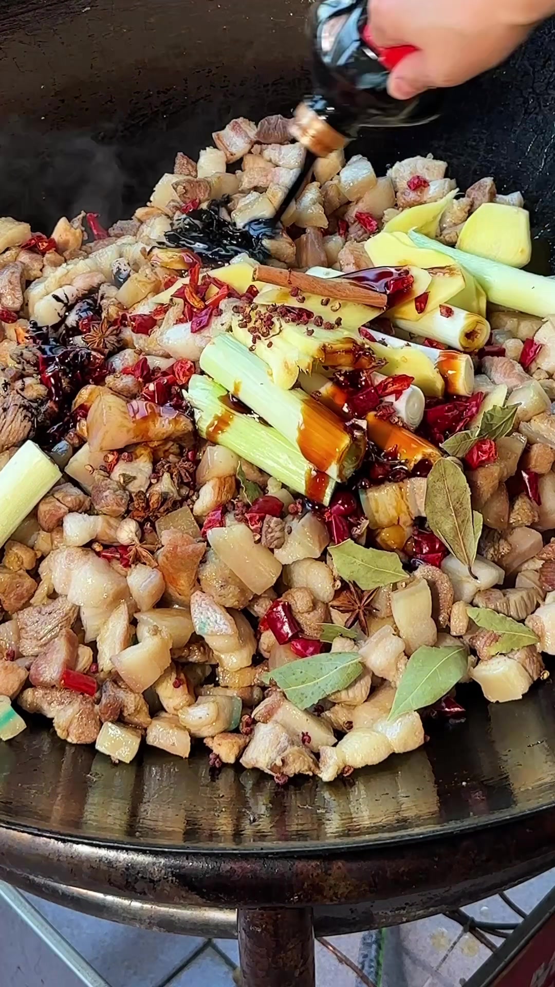 今天给工地师傅们做了红烧肉炖粉条,酸辣土豆丝,凉拌猪皮