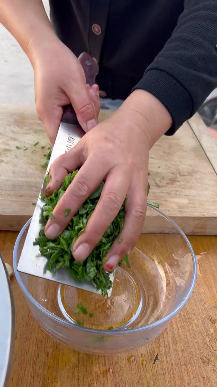 刺菜学名小蓟,我们这也叫七七芽,凉拌做馅都特别好吃,您吃过这种野菜吗?