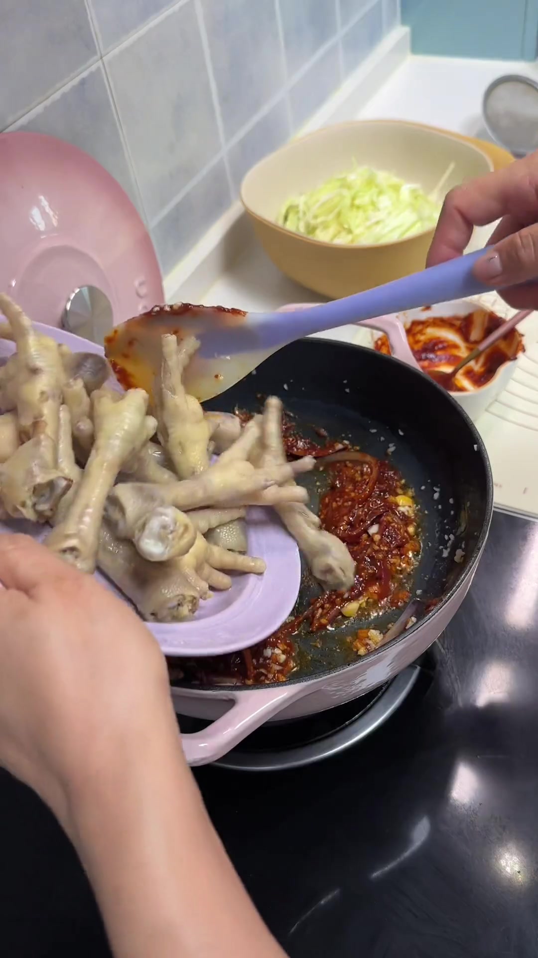 今晚的韩式辣鸡爪小味贼正,咱就说没有鸡味这一点就嘎嘎优秀了