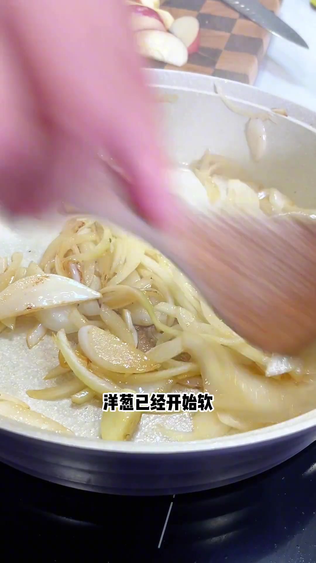 西餐大厨教你做一道西餐硬菜：外焦里嫩的苹果炖猪排，跟我做，不翻车，一学就会！