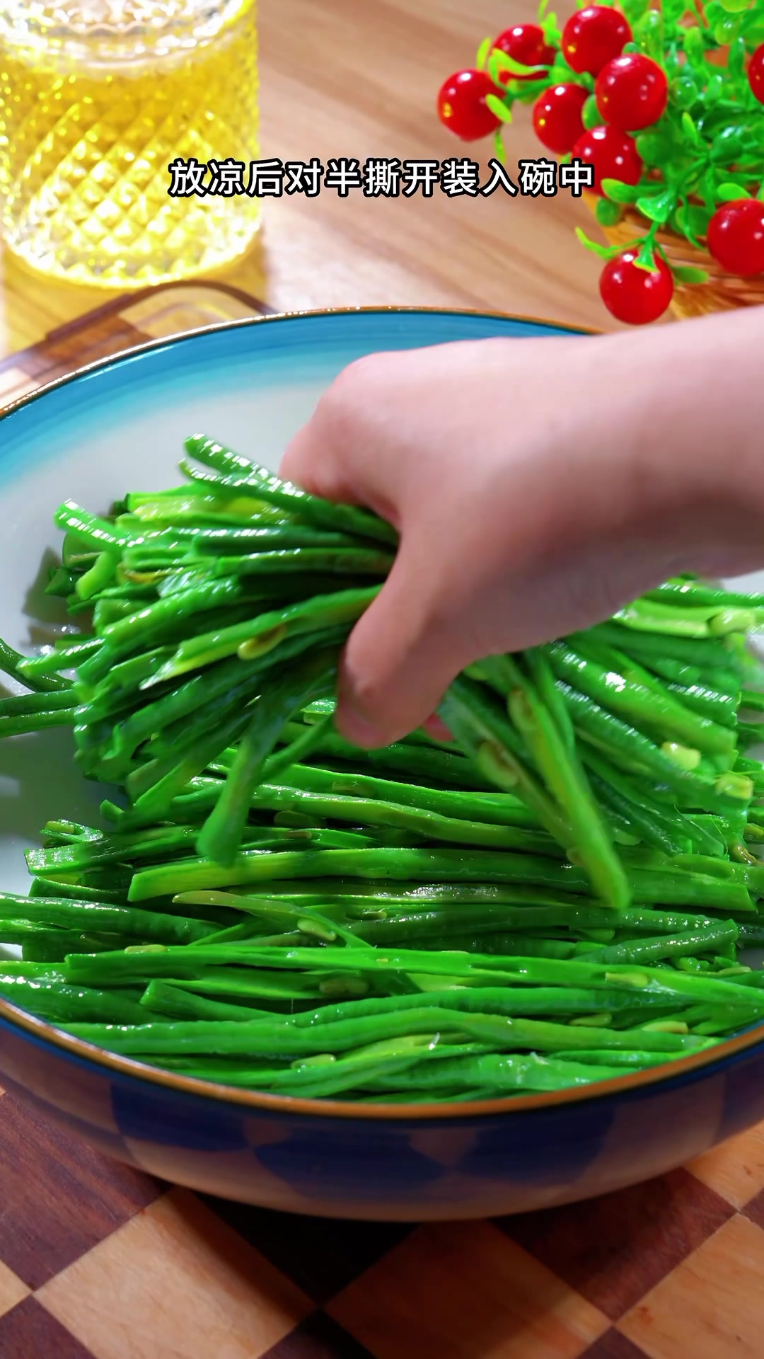 把豆角上锅蒸一蒸，竟然是饭店的一道招牌菜，酸辣爽口又解腻