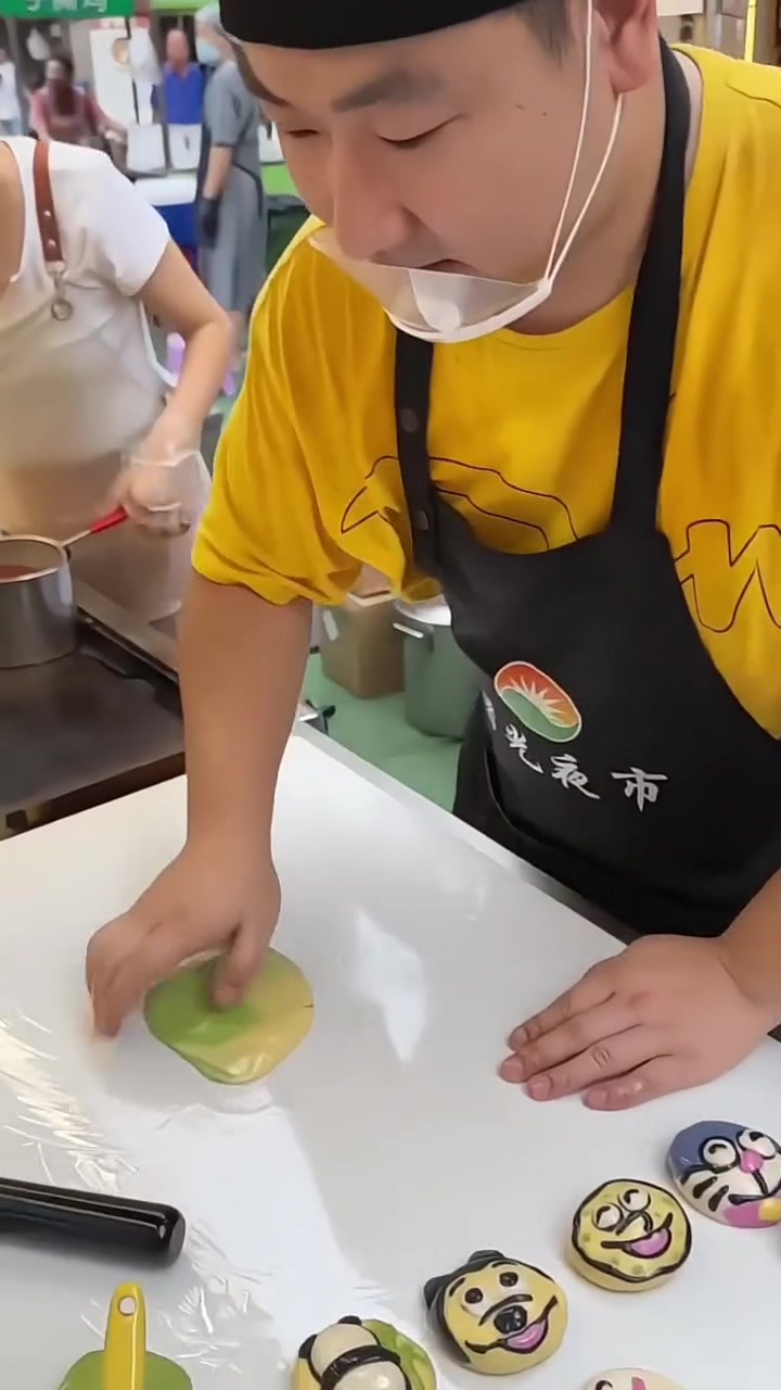 今天带大家吃卡通卤肉卷