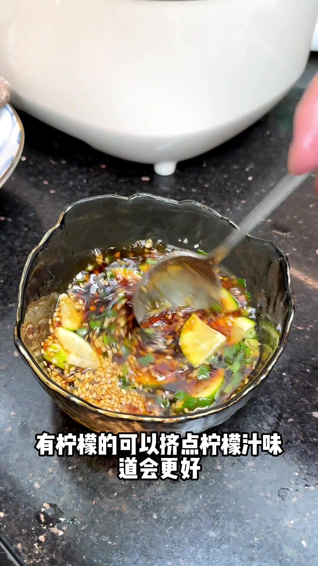 去学校给孩子们送午餐便当。中午吃杂粮饭好吃又健康,还有零难度的白切牛肉