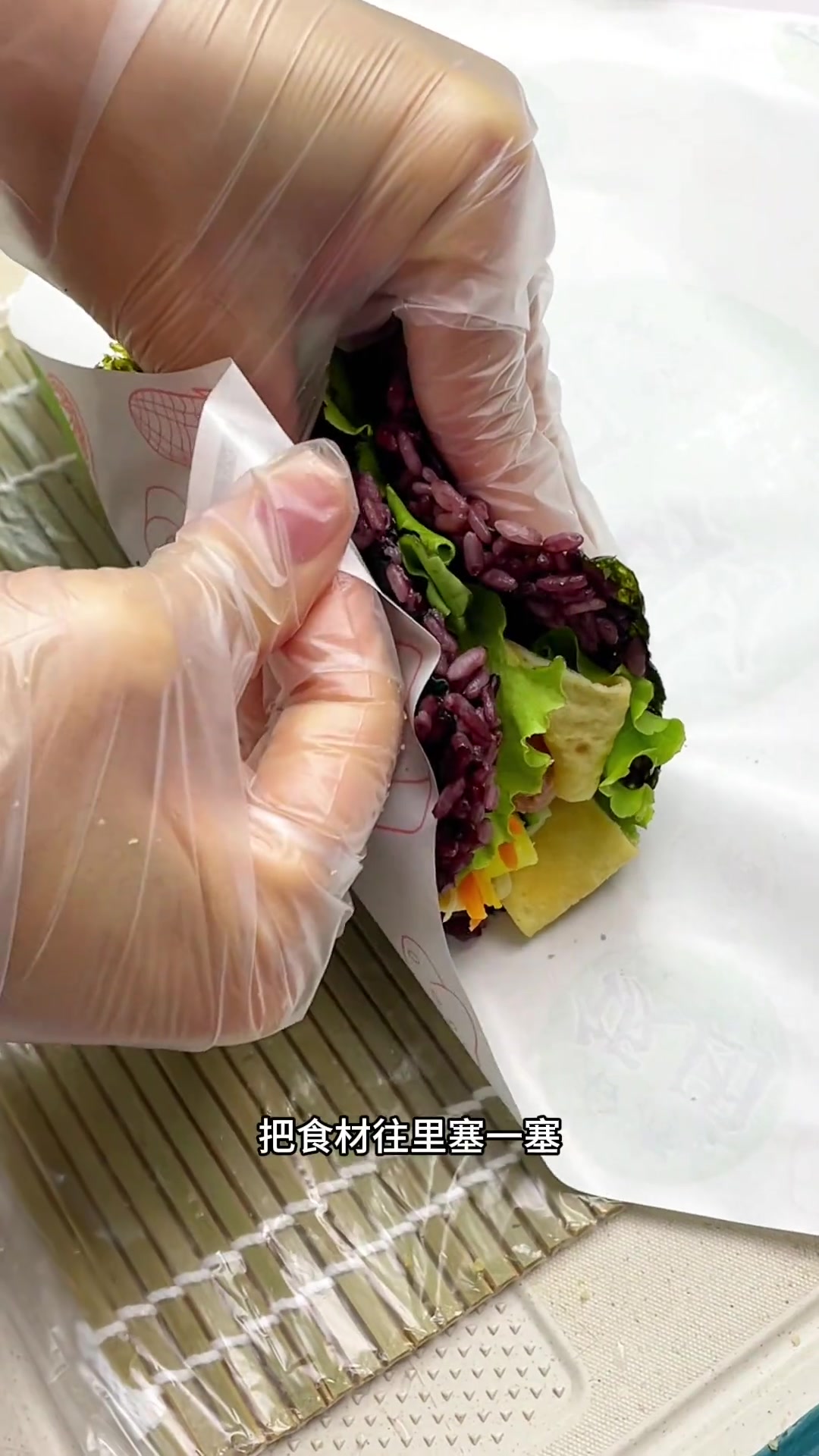 很多人台湾饭团包不住,详细的手法教程来啦,做好可以放在冰箱冷冻,早餐加热即食,喜欢吃辣的可