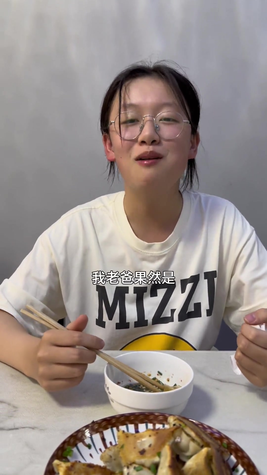 嘎嘣嘎嘣脆的煎饺,很哇塞,好吃,姐妹安排起来