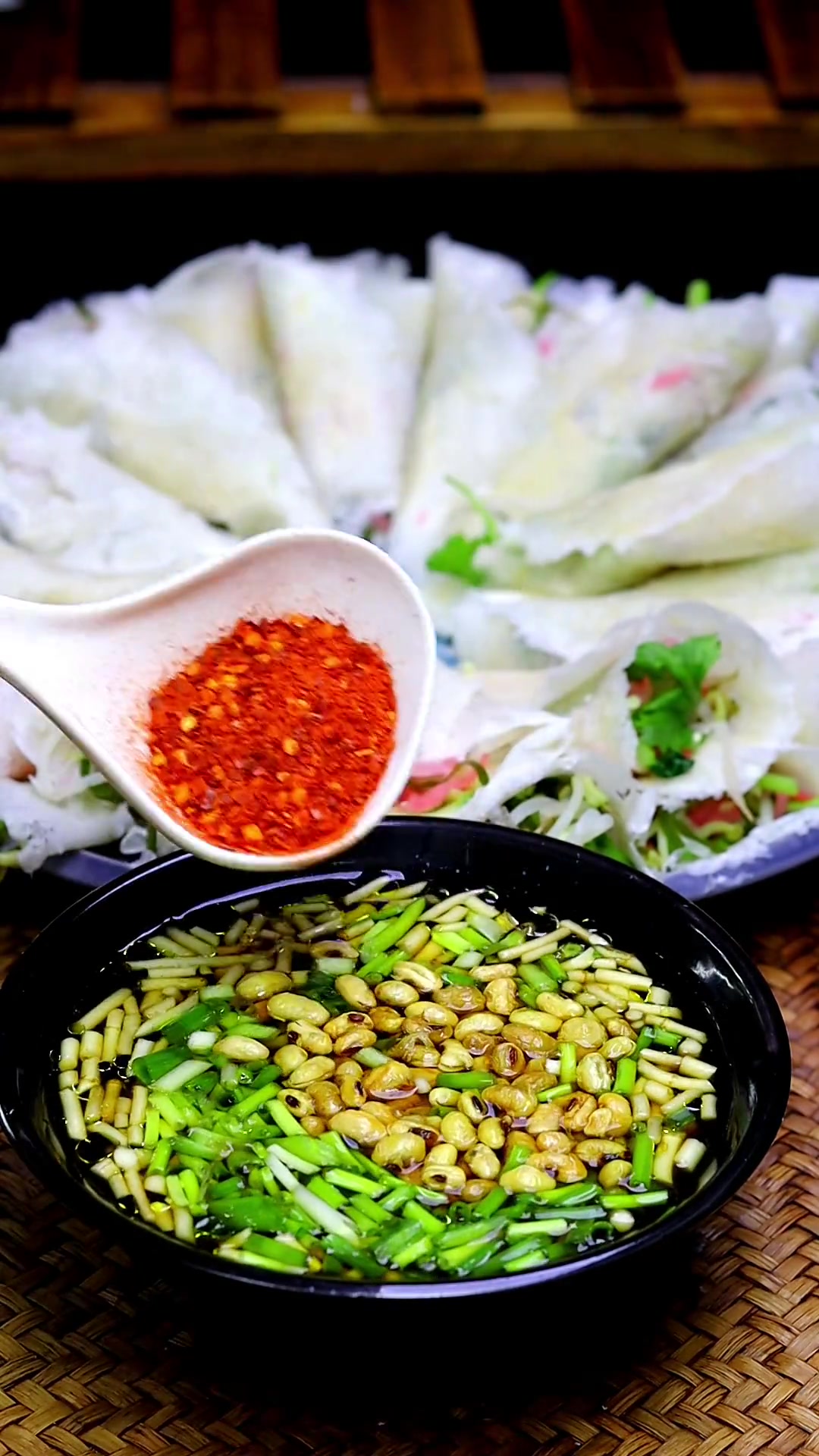 春节兑现贵州热汤丝娃娃,教你煮面皮处理蔬菜