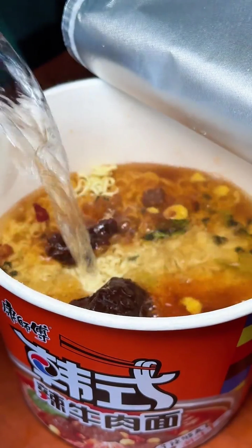 康师傅这个韩式辣牛肉面太得我心啦!饿了及时来上一桶真是太满足
