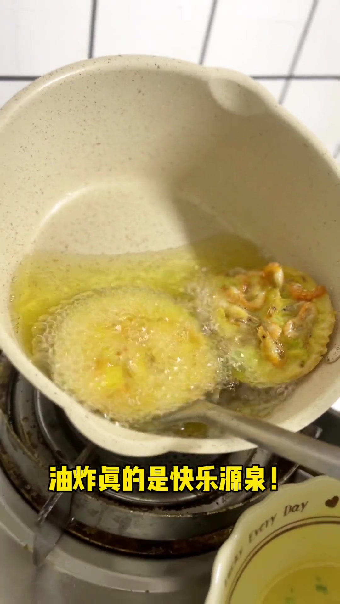 试问这炸虾饼，大晚上的谁顶得住哇！