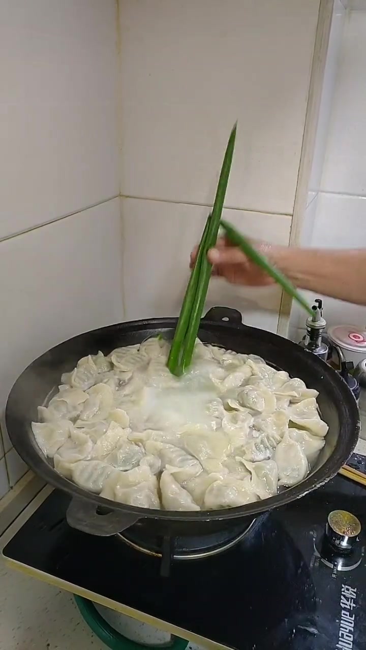 煮饺子小秘诀!别添凉水,开锅30秒饺子就熟啦